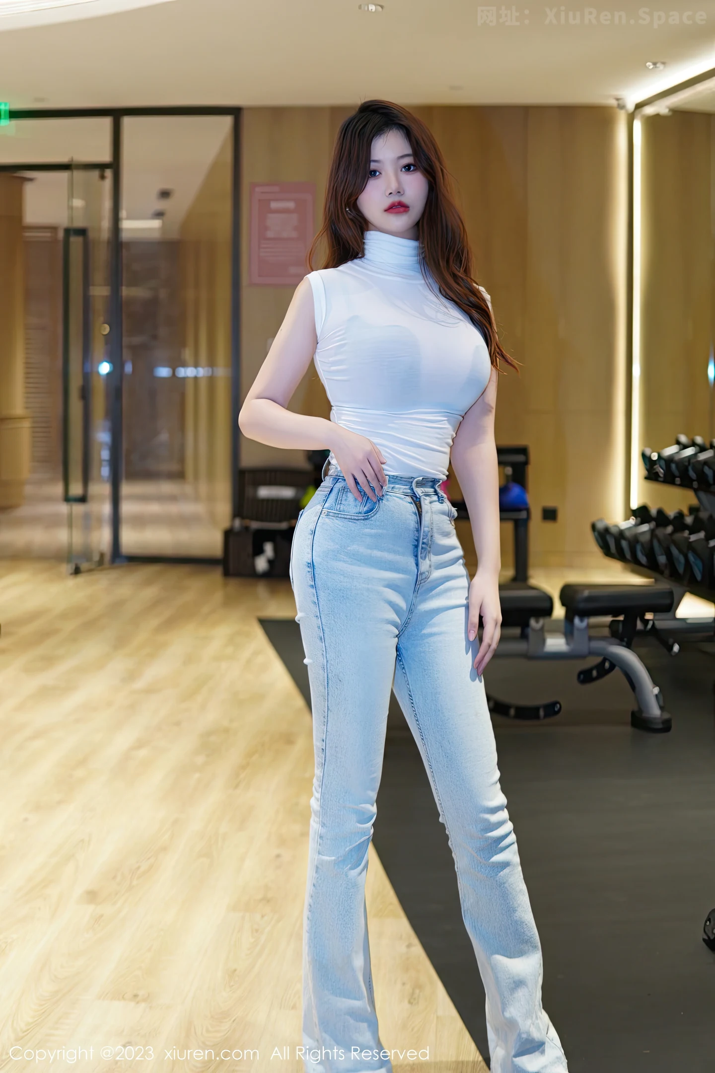 图片[2]-[Xiuren秀人网]2023.01.05 VOL.6092 laura阿姣 银色情趣镂空礼服裙加肉丝美腿性感写真集-秀人网官方网站